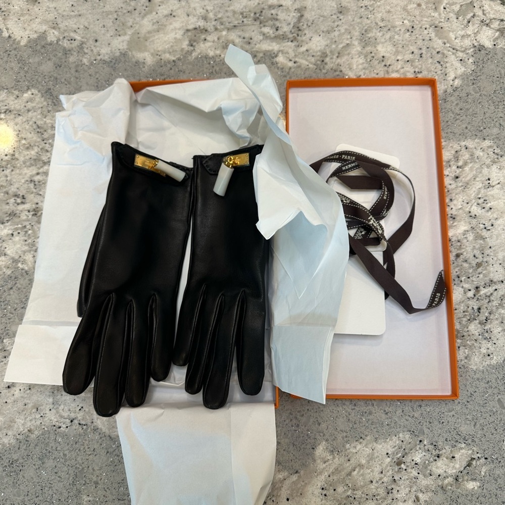 Hermes Soya Gloves in black with gold hardware size 70 - Picture 5 of 10